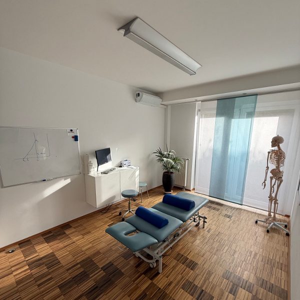 Lymphdrainage am Patienten durch Physiotherapeut