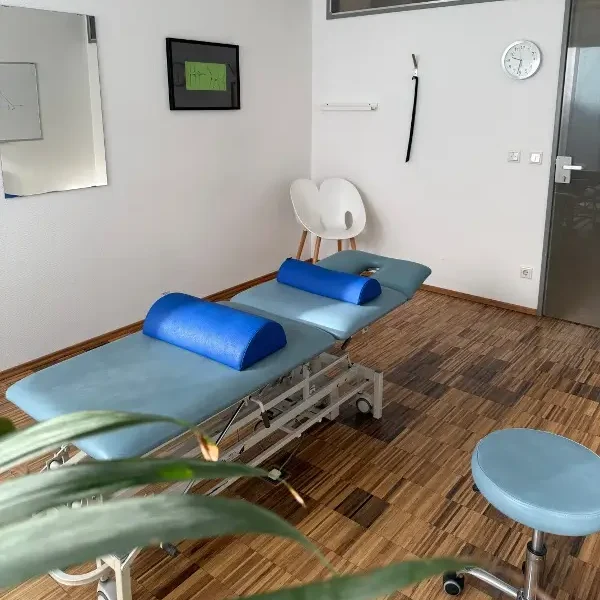 Behandlungsraum mit Liege in der Physiopraxis am Franziskanerhof