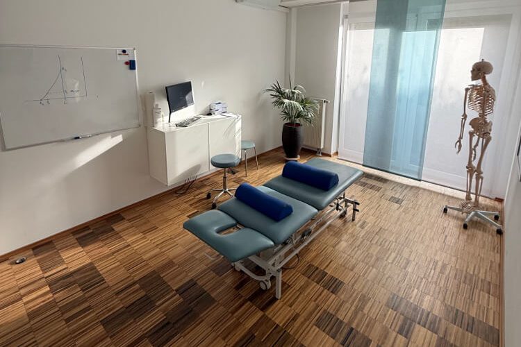 Behandlungsraum mit Liege und Skelette
