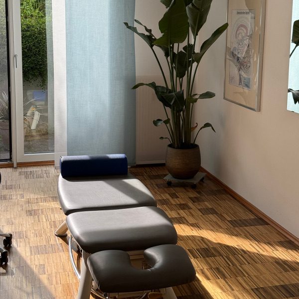 Behandlungsraum mit Liege für Osteopathie am Franziskanerhof Brühl